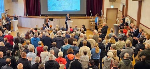Ca. 230 Einwohnerinnen und Einwohner informierten sich bei der Einwohnerversamlung
