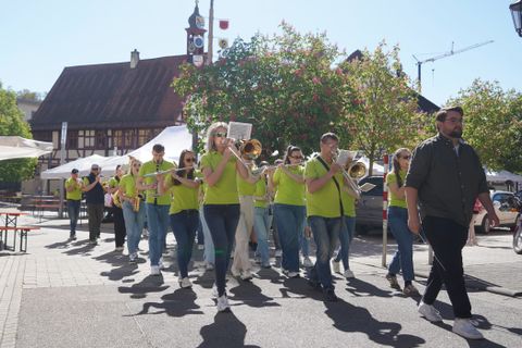 Pünktlich zum Beginn des Maifests zieht das große Blasorchester des Königsbacher Musikvereins „Harmonie“ durch die Straßen des Orts. 