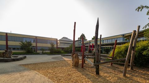 Spielplatz auf der Außenanlage der Heynlinschule