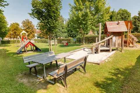 Spielplatz Schillerstraße Sandel- und Kletterbereich mit Sitzgelegenheit