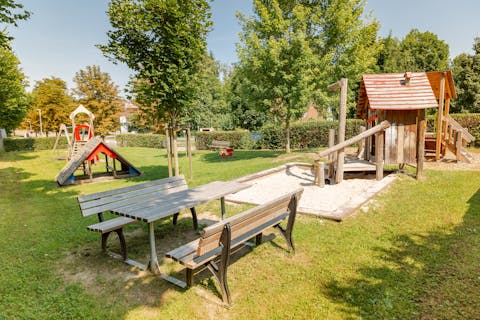 Spielplatz Schillerstraße Sandel- und Kletterbereich mit Sitzgelegenheit