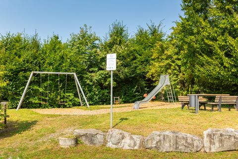 Spielplatz Steiner Straße - Rutsch- und Schaukelbereich mit Sitzgelegenheit