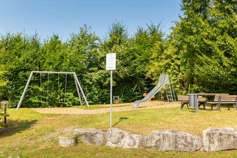 Spielplatz Steiner Straße - Rutsch- und Schaukelbereich mit Sitzgelegenheit