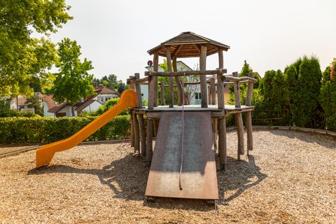 Spielplatz am Hohlweg mit Kletter-, Rutsch- und Sandelbereich.