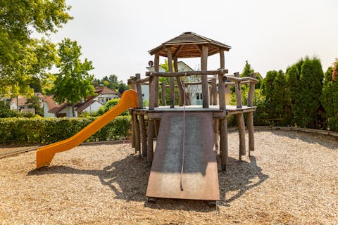 Spielplatz am Hohlweg mit Kletter-, Rutsch- und Sandelbereich.