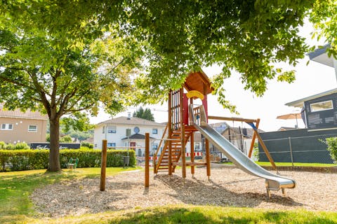 Kletter- und Rutschbereich auf dem Spielplatz in der Brühlstraße