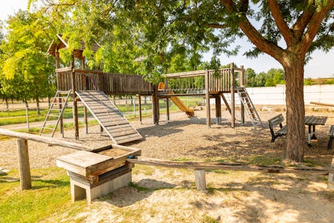 Spielplatz Bleichstraße mit Kletter-, Sandel- und Matschbereich