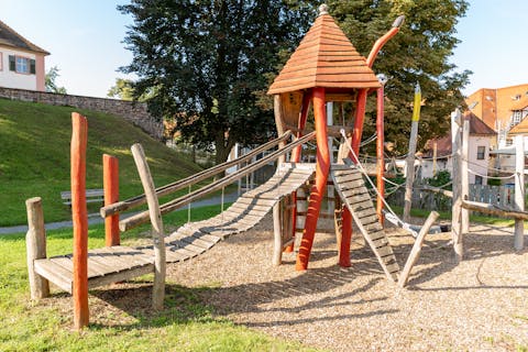 Kletterturm auf dem Spielplatz am Storchenturm im Burggraben